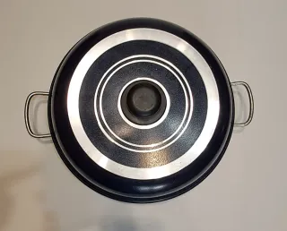 Pentola barbecue con diversi componenti