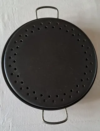 Pentola barbecue con diversi componenti