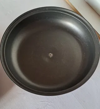 Pentola barbecue con diversi componenti