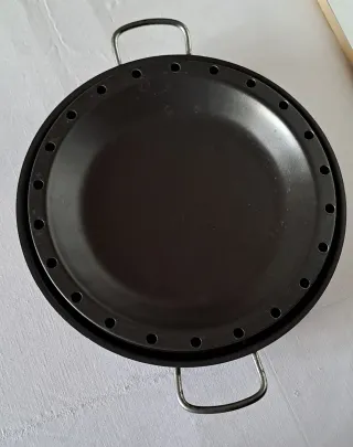 Pentola barbecue con diversi componenti