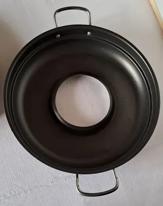 Pentola barbecue con diversi componenti