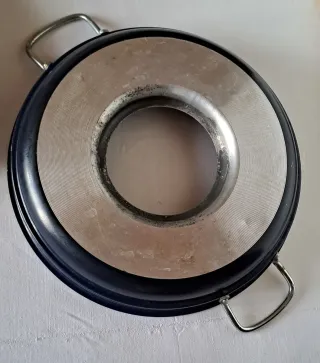 Pentola barbecue con diversi componenti