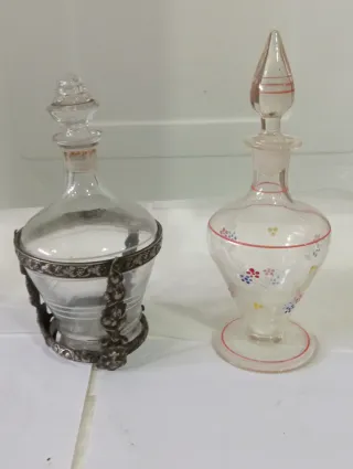 Set di 2 bottiglie di vetro antiche