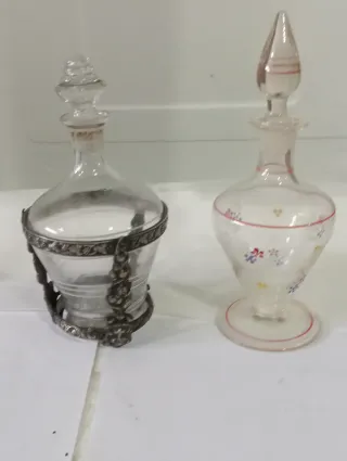 Set di 2 bottiglie di vetro antiche