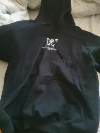 Sudadera Negra con Diseño Mariposa