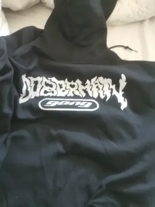 Sudadera Negra con Diseño Mariposa