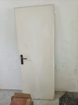 Puerta metálica blanca con manilla negra