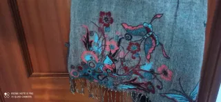 Bufanda gris con mariposas y flecos