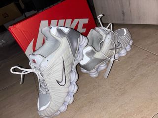 Nike Shox plateadas y blancas