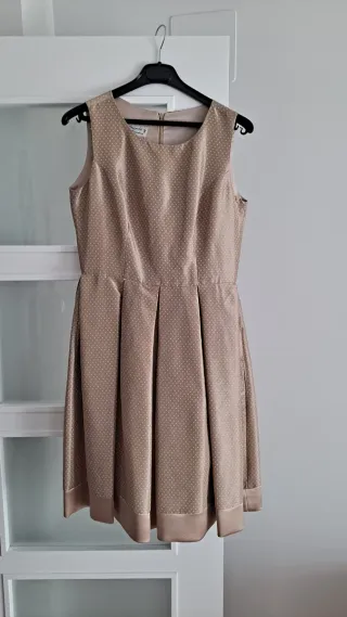 Vestido beige con lunares blancos