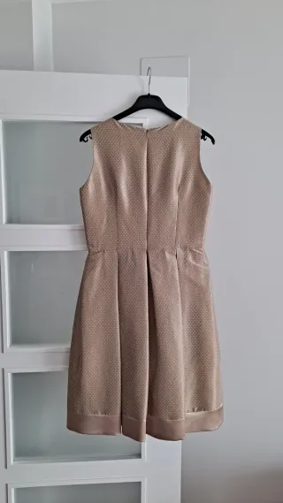 Vestido beige con lunares blancos