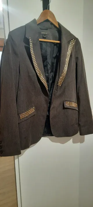 Americana fina con tachuelas doradas