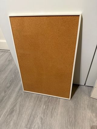 Panel de corcho con marco blanco