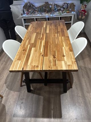 Tavolo da pranzo in legno con gambe in acciaio e 4 sedie