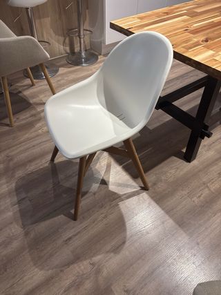 Tavolo da pranzo in legno con gambe in acciaio e 4 sedie