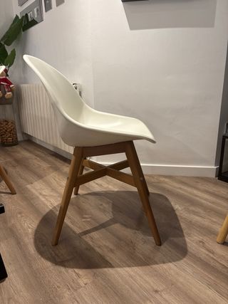 Tavolo da pranzo in legno con gambe in acciaio e 4 sedie