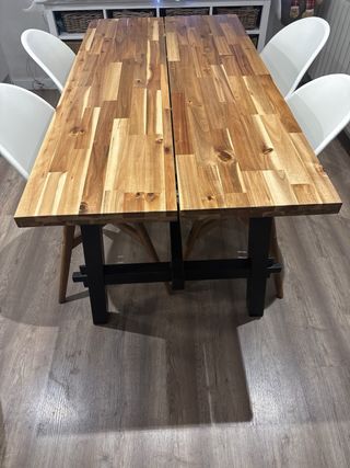 Tavolo da pranzo in legno con gambe in acciaio e 4 sedie