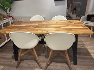 Tavolo da pranzo in legno con gambe in acciaio e 4 sedie