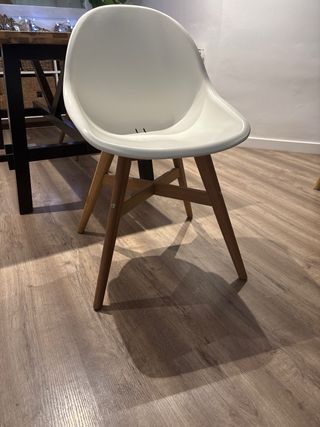 Tavolo da pranzo in legno con gambe in acciaio e 4 sedie