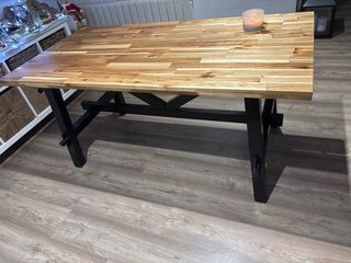 Tavolo da pranzo in legno con gambe in acciaio e 4 sedie