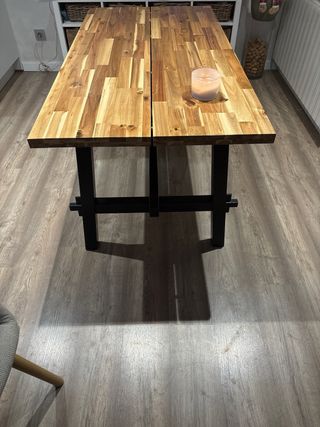 Tavolo da pranzo in legno con gambe in acciaio e 4 sedie