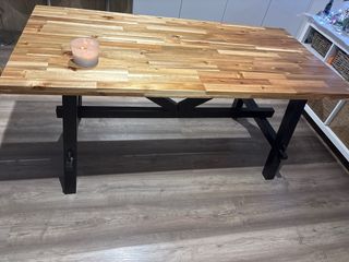 Tavolo da pranzo in legno con gambe in acciaio e 4 sedie