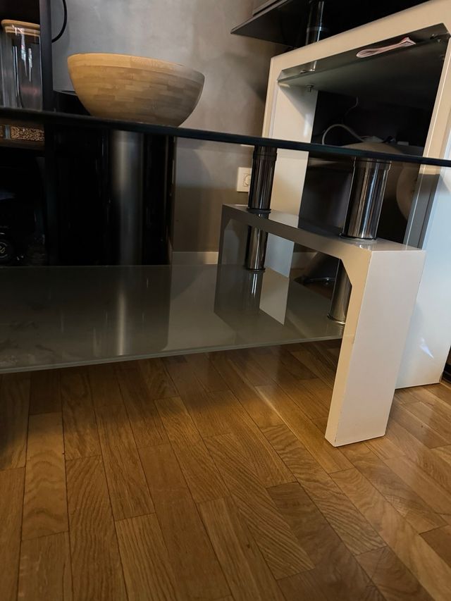 Mesa centro cristal negro y blanco de cristal.