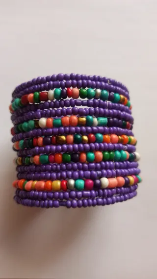 Pulsera de cuentas moradas y multicolor