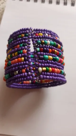 Pulsera de cuentas moradas y multicolor