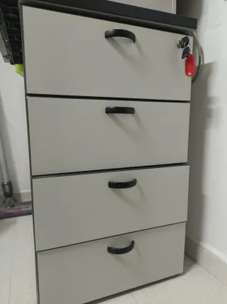 Mobile cassettiera con chiave grigia