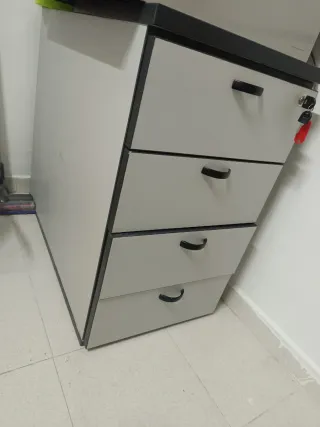 Mobile cassettiera con chiave grigia