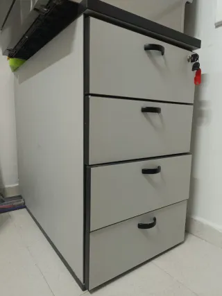 Mobile cassettiera con chiave grigia