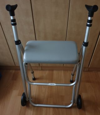 Andador con asiento y ruedas