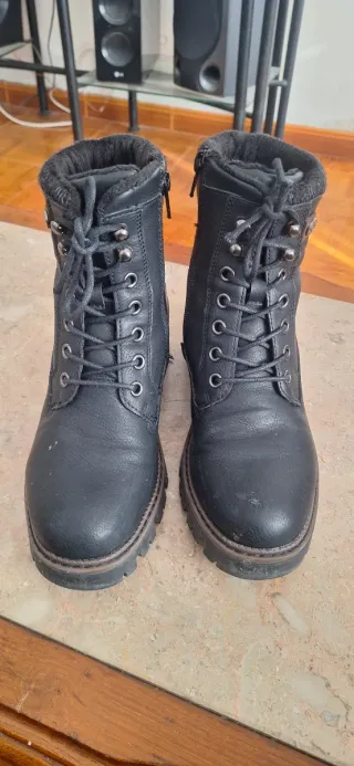 Botas de couro pretas com atacadores