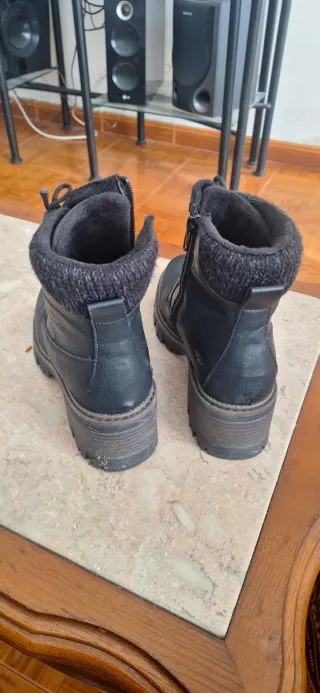 Botas de couro pretas com atacadores