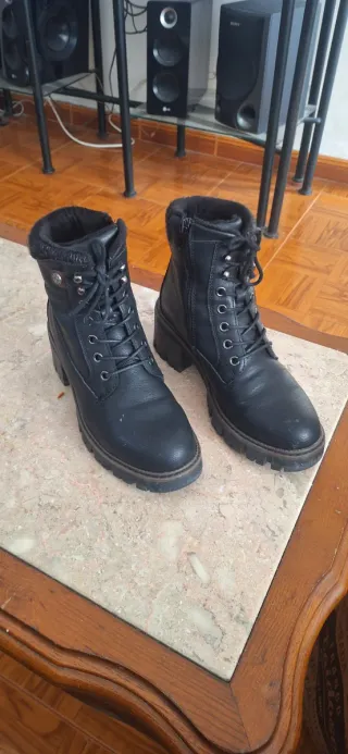 Botas de couro pretas com atacadores