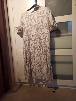 Vestido estampado floral gris y blanco