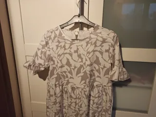 Vestido estampado floral gris y blanco