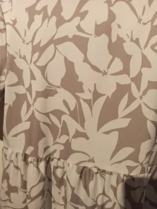 Vestido estampado floral gris y blanco