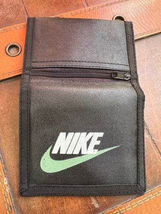 Cartera Nike Negra con Logo Verde