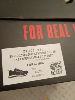 Zapatos de seguridad negros y verdes