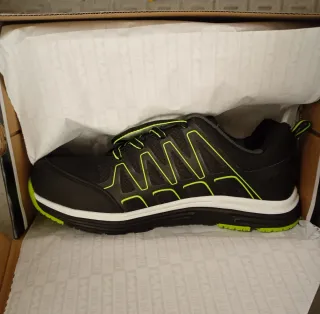 Zapatos de seguridad negros y verdes