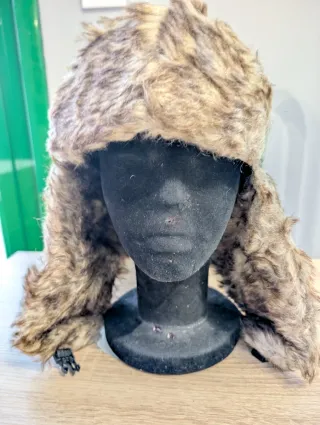 Gorro de nieve verde militar con orejeras