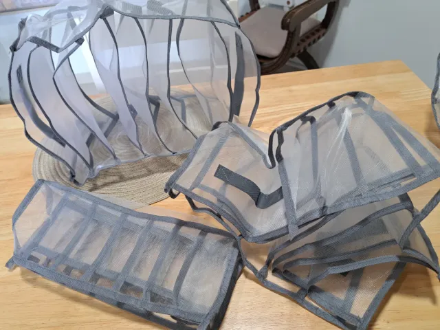 Organizadores de tela beige y marrón