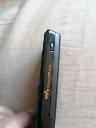 Telefono mobile Sony Ericsson nero e arancione