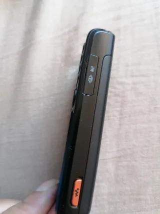 Telefono mobile Sony Ericsson nero e arancione