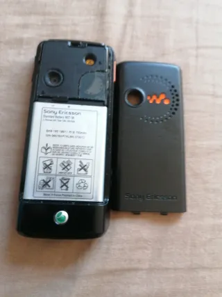 Telefono mobile Sony Ericsson nero e arancione