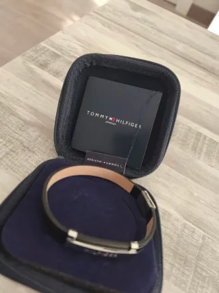 Pulsera Tommy Hilfiger Negra y Plateada