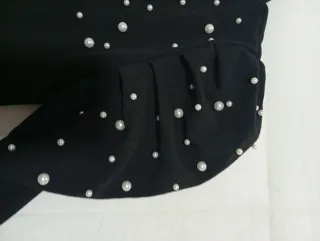 Camiseta negra con perlas