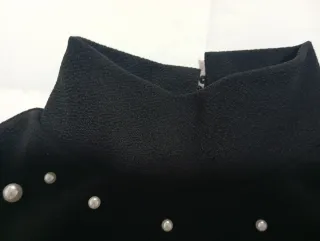 Camiseta negra con perlas